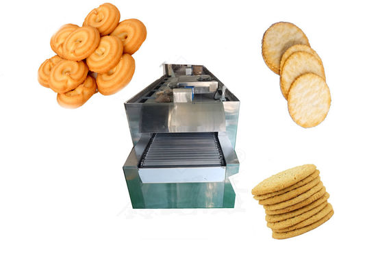 식품 음료 가게에서 쿠키와 달걀 오멜렛을 구하기 위한 중형 터널 오븐