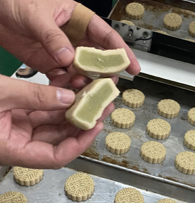 작업 용량 20-135pcs/min SS304 모치 아이스크림 PLC 제어 인크러스팅 기계