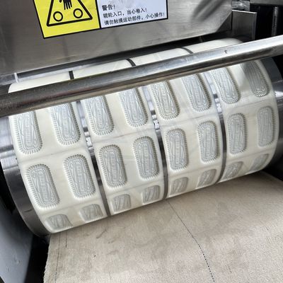 완벽한 모양의 쿠키와 쿠키를 위한 자동 회전형 쿠키 머신