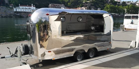 도로 휠 핫도그 카트 이동식품 트럭 트레일러와 완전히 장착된 레스토랑